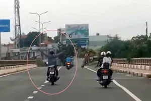 Xác minh clip thanh niên chạy xe máy lạng lách nguy hiểm trên QL1A