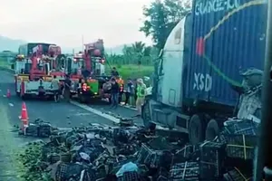 Xe tải tông 2 xe đầu kéo đang dừng ở làn khẩn cấp trên cao tốc Vĩnh Hảo - Phan Thiết 