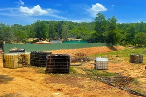 Bình Thuận: Hàng chục cảnh sát bao vây 2 xưởng tái chế nhớt thải ở bìa rừng