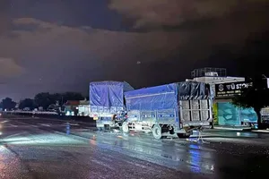 Tông vào đuôi ô tô tải đang dừng sửa chữa, lái xe kẹt trong cabin tử vong