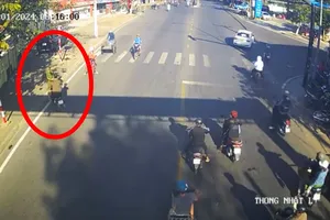 Thanh niên dùng môtô tông đại úy công an hôn mê bị điều tra tội giết người