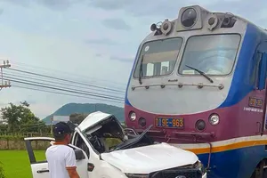 Ô tô bẹp dúm, tài xế kẹt trong cabin sau khi bị tàu hỏa tông