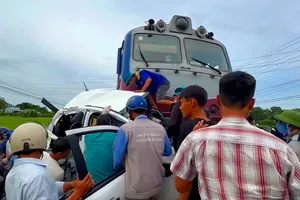 Tài xế ô tô bị tàu hỏa tông đẩy đi hơn 200 m đã tử vong