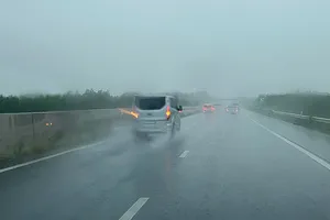 Mưa lớn, ô tô phải vào làn khẩn cấp cao tốc Phan Thiết - Dầu Giây để núp