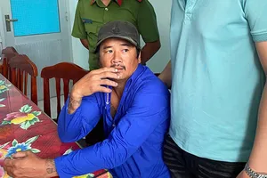 Bắt kẻ thay tên đổi họ, xăm mình để trốn truy nã gần 10 năm