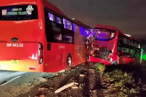 2 xe khách tông trên cao tốc Vĩnh Hảo-Phan Thiết, 2 người chết, 3 người bị thương