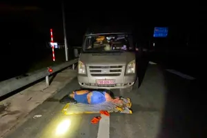 CSGT tá hỏa phát hiện tài xế nằm ngủ trước đầu xe trên cao tốc Vĩnh Hảo-Phan Thiết