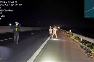 CSGT giải cứu người đàn ông đi bộ giữa cao tốc Phan Thiết-Dầu Giây