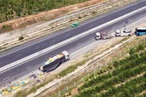 Đầu xe khách bể nát sau khi tông đuôi ô tô tải trên cao tốc Phan Thiết - Dầu Giây