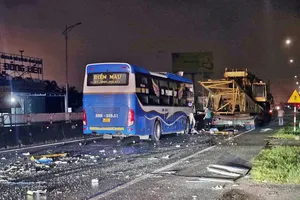 Xe giường nằm tông xe đầu kéo, 2 người thương vong