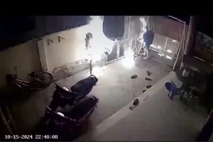 Đang chờ ly hôn, chồng 64 tuổi phóng hỏa khiến hai vợ chồng bị bỏng nặng