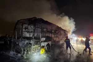Xe khách cháy trơ khung trên cao tốc Phan Thiết-Dầu Giây