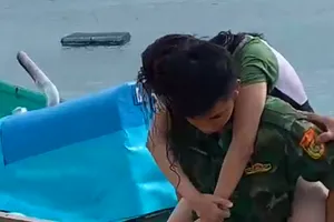 Cứu sống nữ du khách bị sóng cuốn trôi sau 12 giờ lênh đênh trên biển Phú Quý