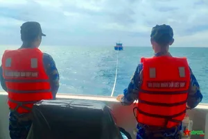 Tàu Hải quân 417 đưa tàu cá gặp sự cố về đảo Phú Quý an toàn 