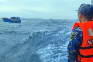 Theo dõi vệt dầu loang của tàu cá bị chìm đang trôi dạt trên biển