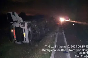 Dừng xe trên cao tốc Vĩnh Hảo - Phan Thiết, tài xế bị ô tô phía sau tông, lật đè tử vong