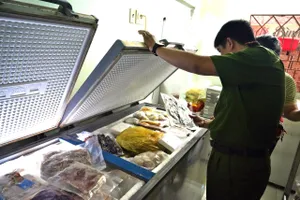 Tiệm tạp hóa chứa cả tạ vú heo, gân bò bốc mùi hôi