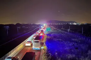 Xe khách chuyển làn gây tai nạn liên hoàn trên cao tốc Vĩnh Hảo - Phan Thiết