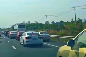 Nhiều lái xe cố tình chạy vào làn dừng khẩn cấp trên cao tốc Phan Thiết - Dầu Giây