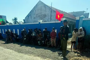 7 giờ căng thẳng giải cứu bé trai 11 tuổi bị cha nhốt trong phòng ngủ