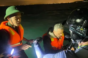 Khen thưởng 4 cá nhân cứu sống du khách Nga trôi dạt trên biển 10 km