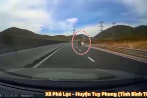 Clip ghi lại cảnh ô tô lùi trên cao tốc Vĩnh Hảo - Phan Thiết
