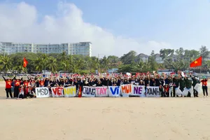 Hơn 1 tấn rác được thu gom trong ngày lễ tình nhân tại Mũi Né