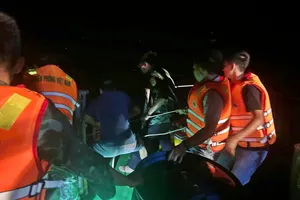 Cứu 2 người ôm can nhựa lênh đênh trên biển Phú Quý gần 20 giờ