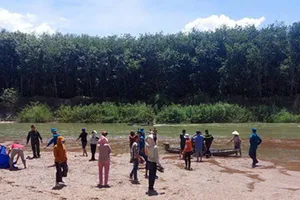 Đang nhậu thì xuống sông bắt ốc bị nước cuốn trôi