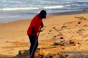 Người nước ngoài quay clip tố nhân viên khu du lịch chôn rác trên bãi biển 