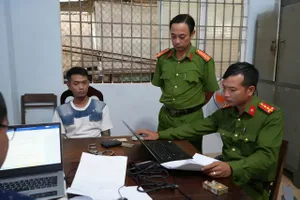 Gọi bạn mang dao đến quán karaoke vì cho rằng bị nhìn đểu