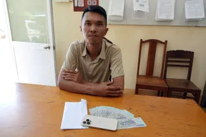 Bắt thanh niên nhặt iPhone đem bán rồi nhắn tin đòi tiền chuộc