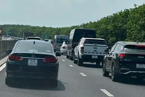 Kẹt xe kéo dài trên cao tốc TP.HCM-Long Thành-Dầu Giây
