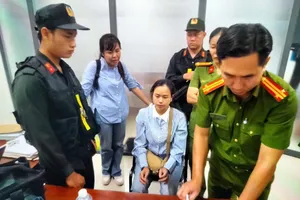 Bắt khẩn cấp 1 phụ nữ xưng luật sư vào trụ sở công an yêu cầu thả người