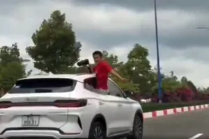 CSGT xác minh chiếc ô tô có người ngồi trên cửa xe chụp ảnh, quay phim