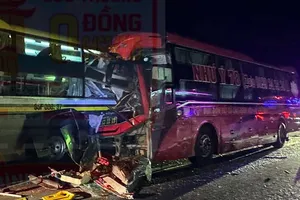  2 xe khách tông trên cao tốc Vĩnh Hảo-Phan Thiết, nhiều người thương vong