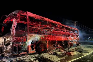 Cháy xe khách trên Quốc lộ 1A, 27 hành khách kịp thoát thân 