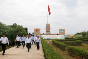 Bí thư Tỉnh ủy Lâm Đồng thăm các gia đình chính sách ở đặc khu Phú Quý