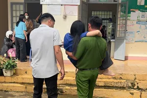 Lâm Đồng: Quân đội, Công an cứu hộ đoàn sinh viên tình nguyện bị lật xe 