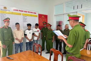 Khởi tố nhóm thanh niên tấn công nữ tiếp viên và chủ quán karaoke