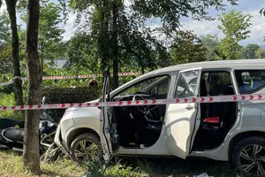 Thanh niên cố thủ trong ô tô rồi tông vào xe cảnh sát để bỏ chạy