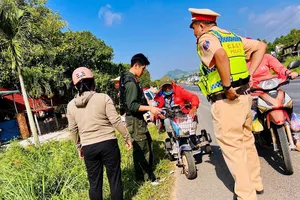 CSGT cứu người đàn ông khuyết tật bán vé số sắp rơi xuống hồ nước sâu