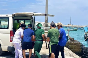 Chạy đua với thời gian đưa thuyền trưởng bị nạn từ biển vào đảo Phú Quý