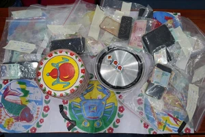 Tạm giữ 10 người xóc bầu cua trong rẫy ăn thua 150 triệu đồng