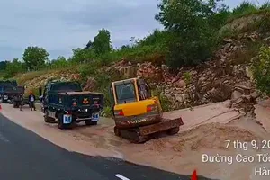 Cát trên đồi lại đổ xuống cao tốc Vĩnh Hảo- Phan Thiết, ảnh hưởng đến giao thông