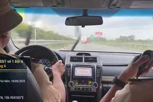 Cảnh sát giao thông phát loa yêu cầu đi đúng làn đường trên cao tốc