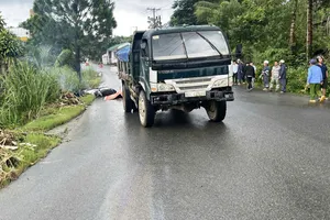 Đang chạy xe máy thì ngã vào hông xe ben cùng chiều 
