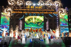 Phương Mỹ Chi 'thắp lửa' đêm bế mạc du lịch Lâm Đồng 