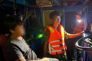 Truy đuổi xuyên đêm, bắt hai tàu khai thác tận diệt thủy sản