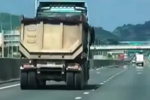 Tài xế 'rải đá' trên cao tốc Phan Thiết - Dầu Giây, bị mời làm việc